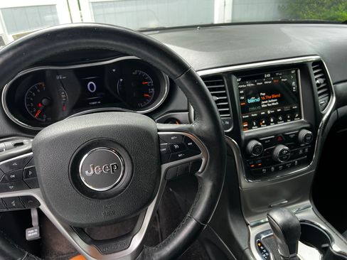 Used 2018 Jeep Grand Cherokee Altitude AWD/4WD image 12