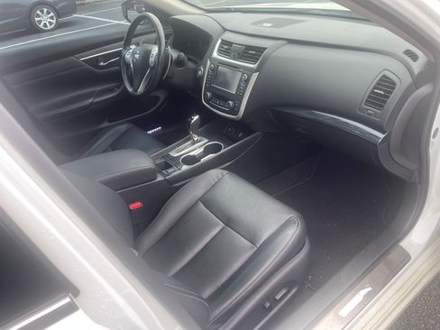 Used 2016 Nissan Altima 3.5 SL w/ 3.5 Technology Package FWD image 9