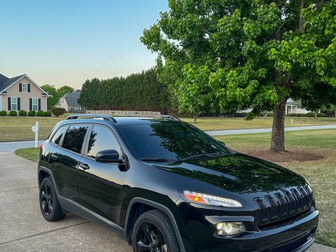 Used 2017 Jeep Cherokee Sport FWD image 9