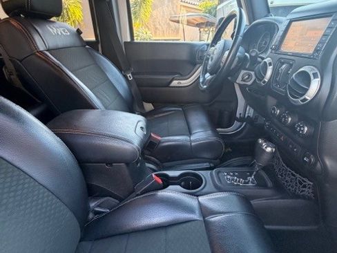 Used 2012 Jeep Wrangler Unlimited Rubicon image 9