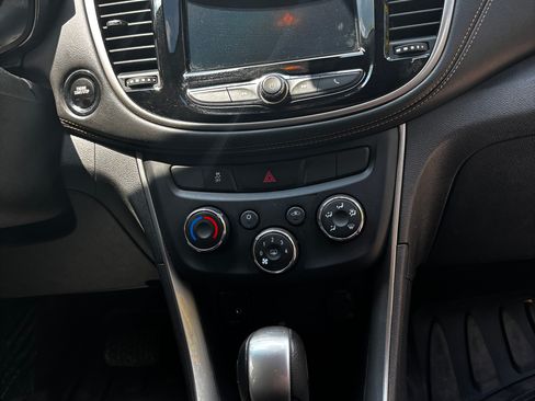 Used 2018 Chevrolet Trax LT w/ LT Convenience Package image 13