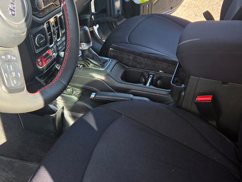 Used 2024 Jeep Gladiator Rubicon w/ Technology Group AWD/4WD image 11