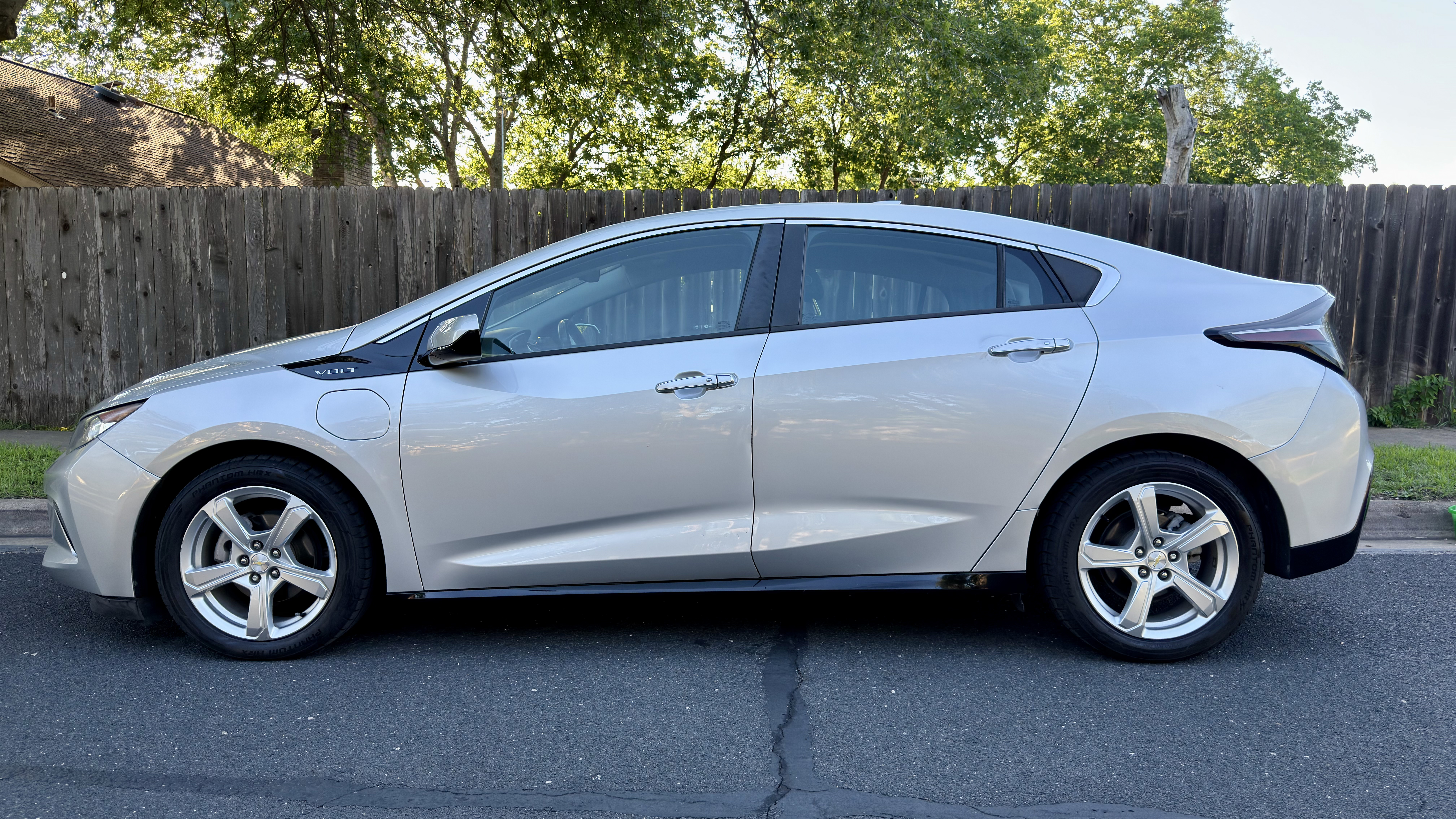 Used 2017 Chevrolet Volt LT FWD image 4