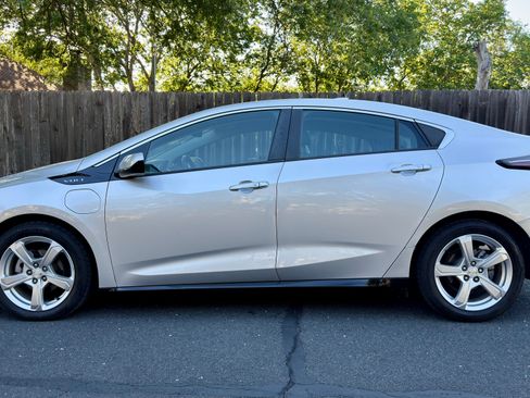 Used 2017 Chevrolet Volt LT FWD image 4