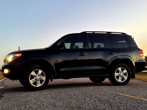 Used 2011 Toyota Land Cruiser w/ Upgrade Pkg image 19