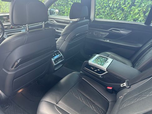 Used 2019 BMW 750i image 9