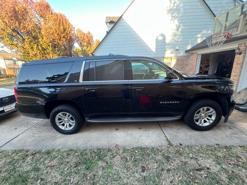 Used 2016 Chevrolet Suburban LT image 1