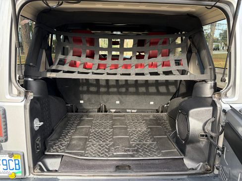 Used 2013 Jeep Wrangler Unlimited Rubicon image 7