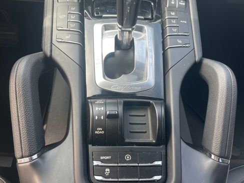 Used 2014 Porsche Cayenne Platinum Edition image 30