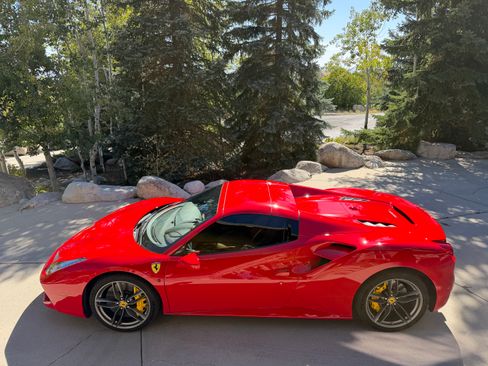 Used 2018 Ferrari 488 Spider RWD image 11