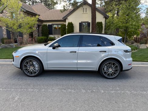 Used 2020 Porsche Cayenne Turbo image 1