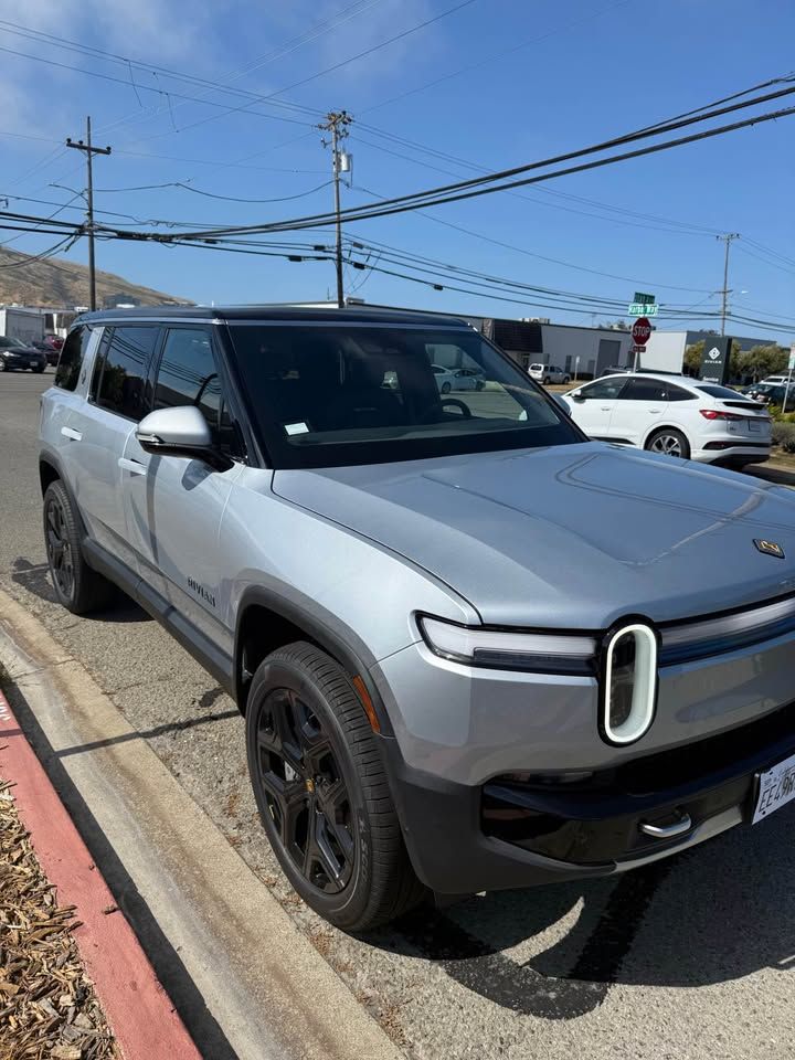 Used 2025 Rivian R1S Adventure Dual AWD/4WD image 4