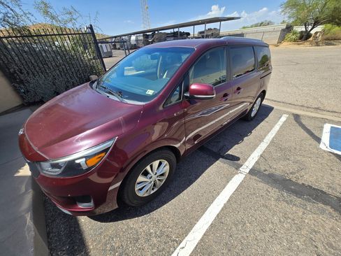 Used 2017 Kia Sedona LX w/ LX Essentials Premium Package image 8