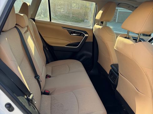 Used 2021 Toyota RAV4 XLE w/ Convenience Package FWD image 18