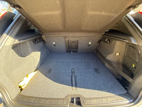 Used 2019 Volvo XC40 T4 Momentum image 11