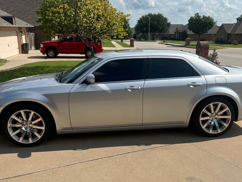 Used 2009 Chrysler 300 SRT8 w/ SRT Option Group II RWD image 2
