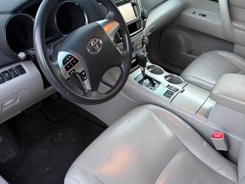 Used 2013 Toyota Highlander Plus FWD image 9