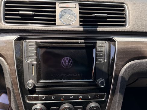 Used 2017 Volkswagen Passat 1.8T SE FWD image 28