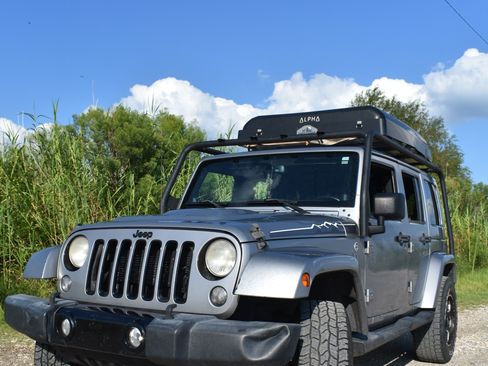 Used 2014 Jeep Wrangler Unlimited Sahara image 2