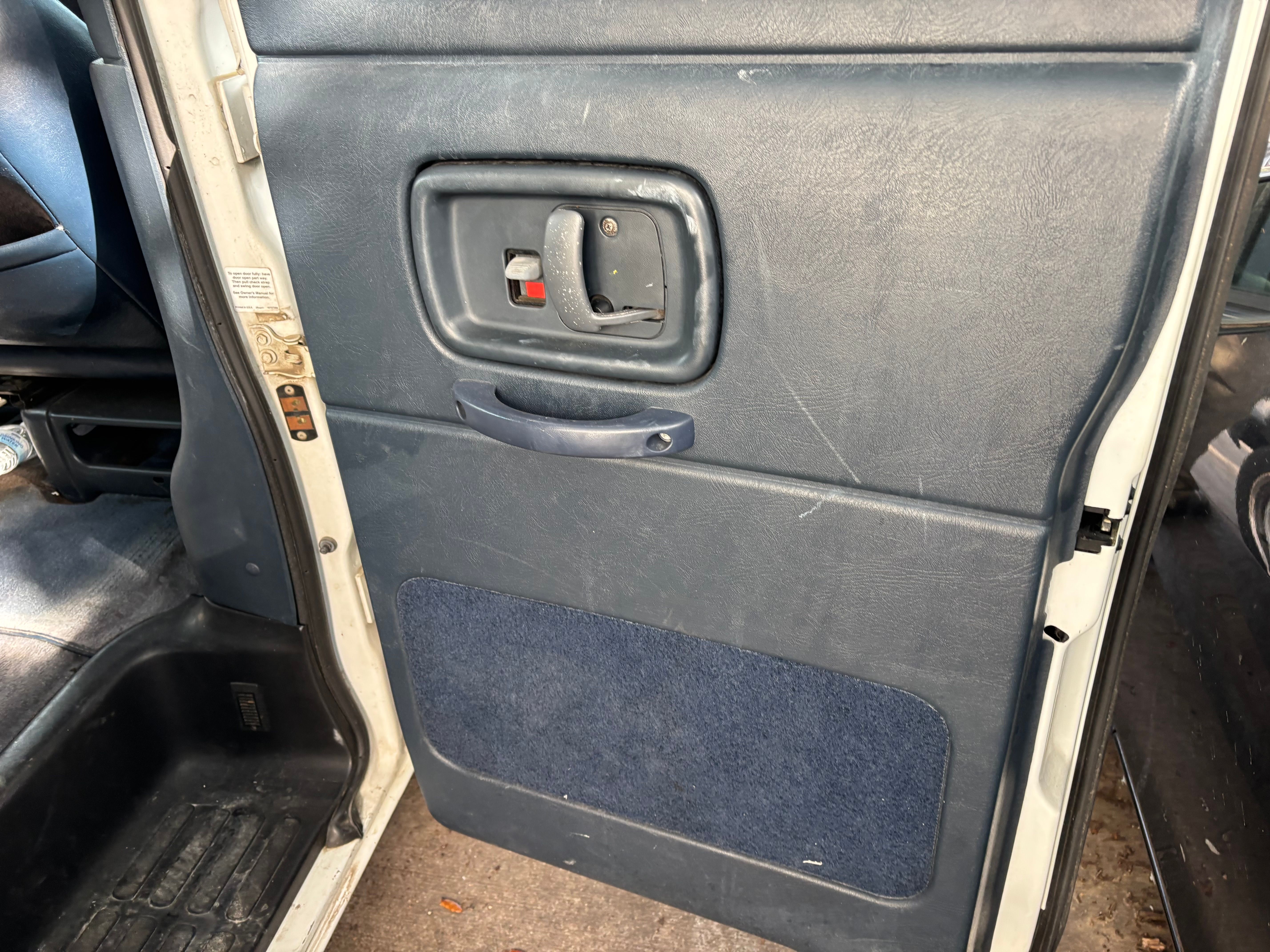 Used 2000 Chevrolet Express 2500 Passenger w/ LS Preferred Equipment Group RWD image 23