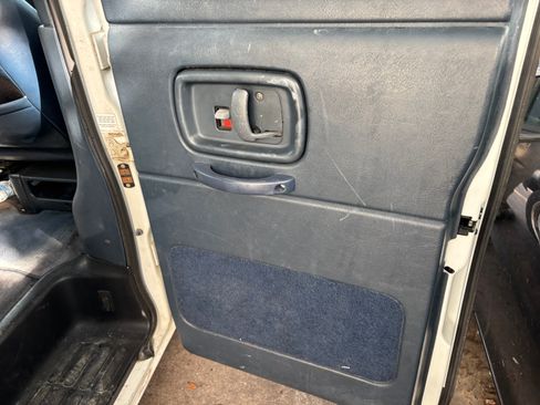 Used 2000 Chevrolet Express 2500 Passenger w/ LS Preferred Equipment Group RWD image 23