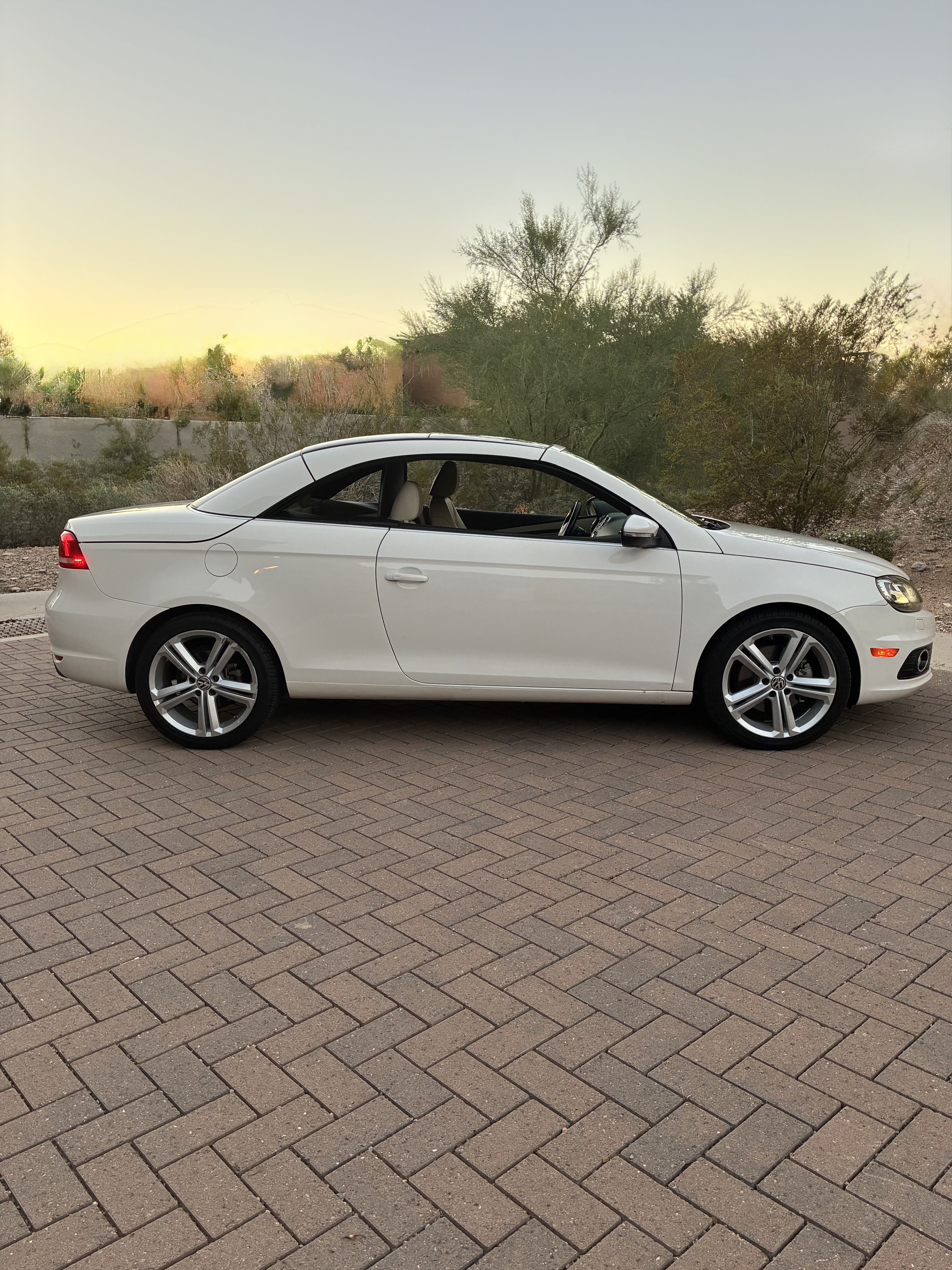 Used 2013 Volkswagen Eos Lux FWD image 5