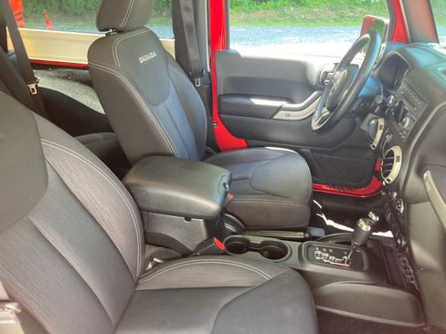 Used 2017 Jeep Wrangler Sahara AWD/4WD image 10