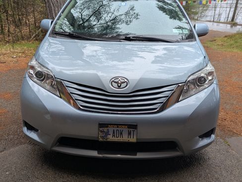 Used 2017 Toyota Sienna LE AWD/4WD image 4