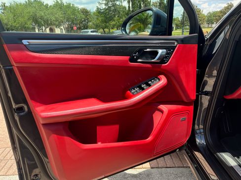 Used 2020 Porsche Macan Turbo image 17