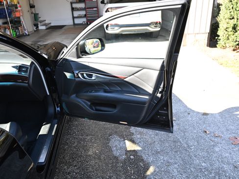 Used 2018 INFINITI Q70 Luxe w/ Cargo Package image 9