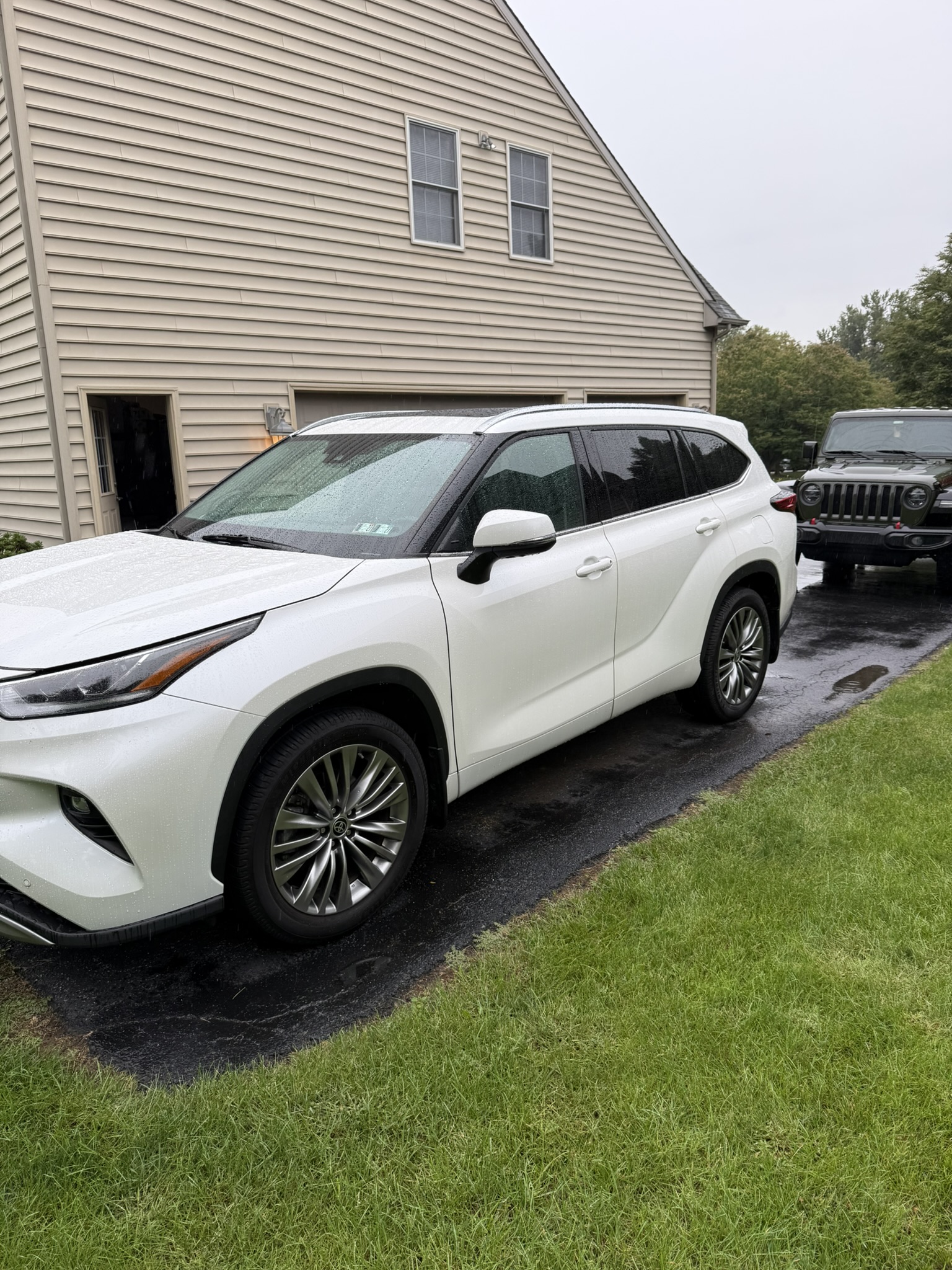 Used 2021 Toyota Highlander Platinum AWD/4WD image 1