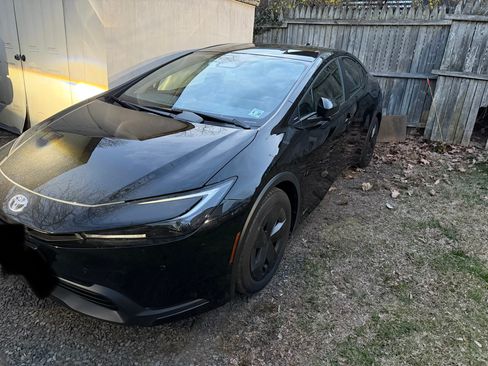 Used 2025 Toyota Prius LE image 5