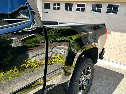 Used 2022 Chevrolet Colorado Z71 w/ Z71 Midnight Edition AWD/4WD image 5