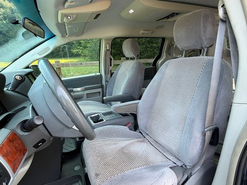 Used 2008 Chrysler Town & Country Touring w/ Entertainment Group #2 FWD image 14