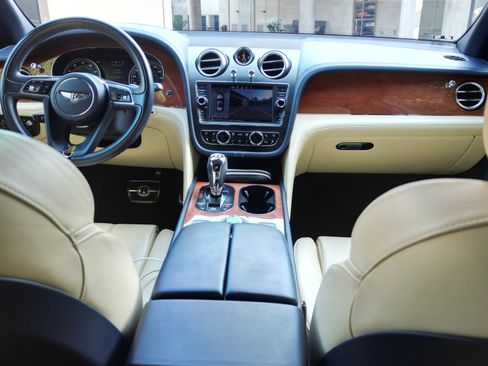 Used 2019 Bentley Bentayga AWD/4WD image 12