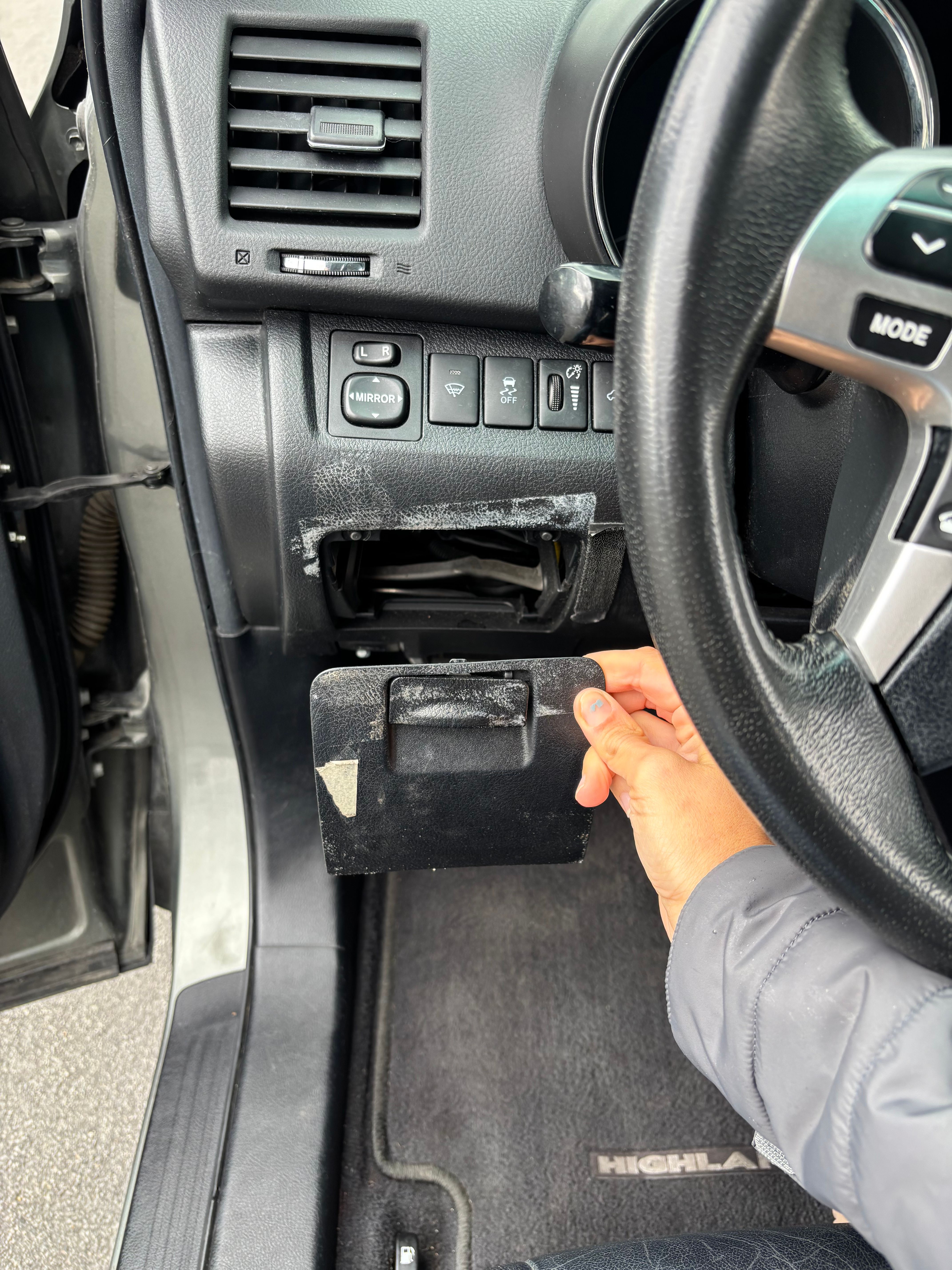 Used 2012 Toyota Highlander SE w/ Tow Pkg AWD/4WD image 5