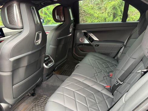 Used 2024 BMW i7 M70 image 21