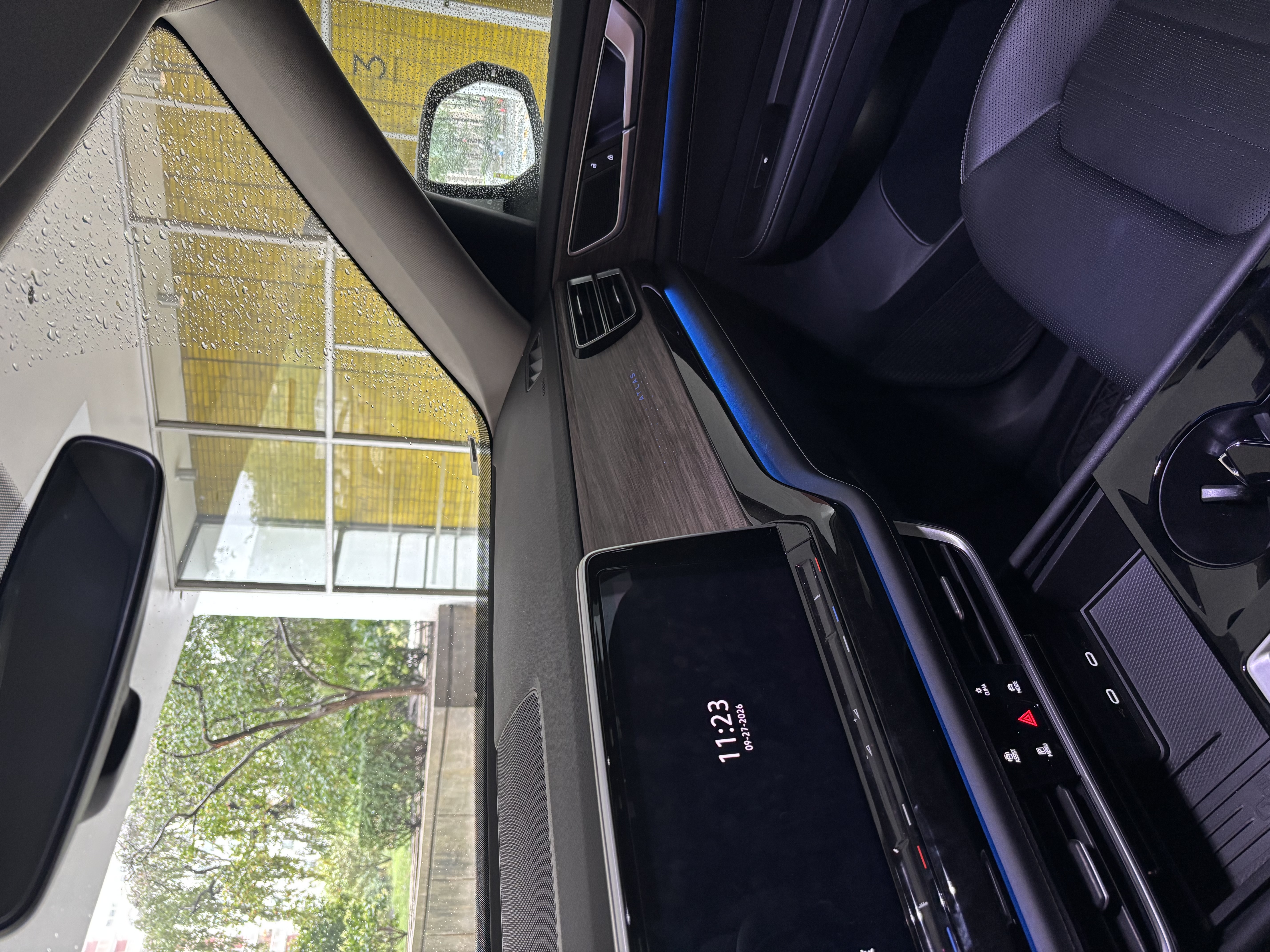 Used 2025 Volkswagen Atlas SEL AWD/4WD image 14