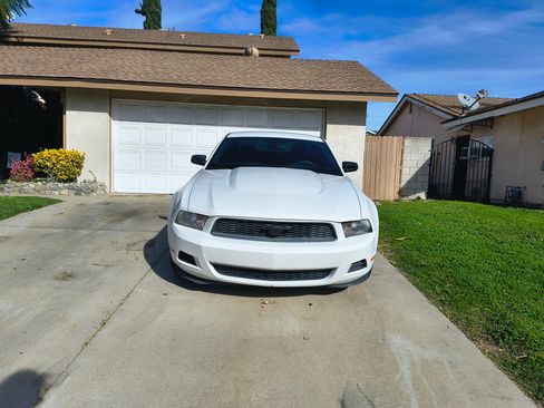 Used 2010 Ford Mustang Coupe image 2
