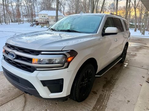 Used 2023 Ford Expedition XLT image 2