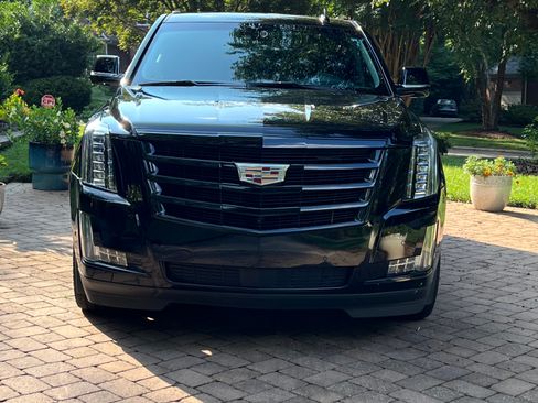 Used 2019 Cadillac Escalade Premium Luxury w/ Escalade Sport Edition AWD/4WD image 6