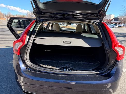 Used 2017 Volvo V60 T5 Platinum image 15