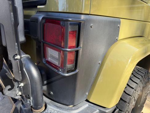 Used 2013 Jeep Wrangler Unlimited Rubicon w/ Connectivity Group image 10