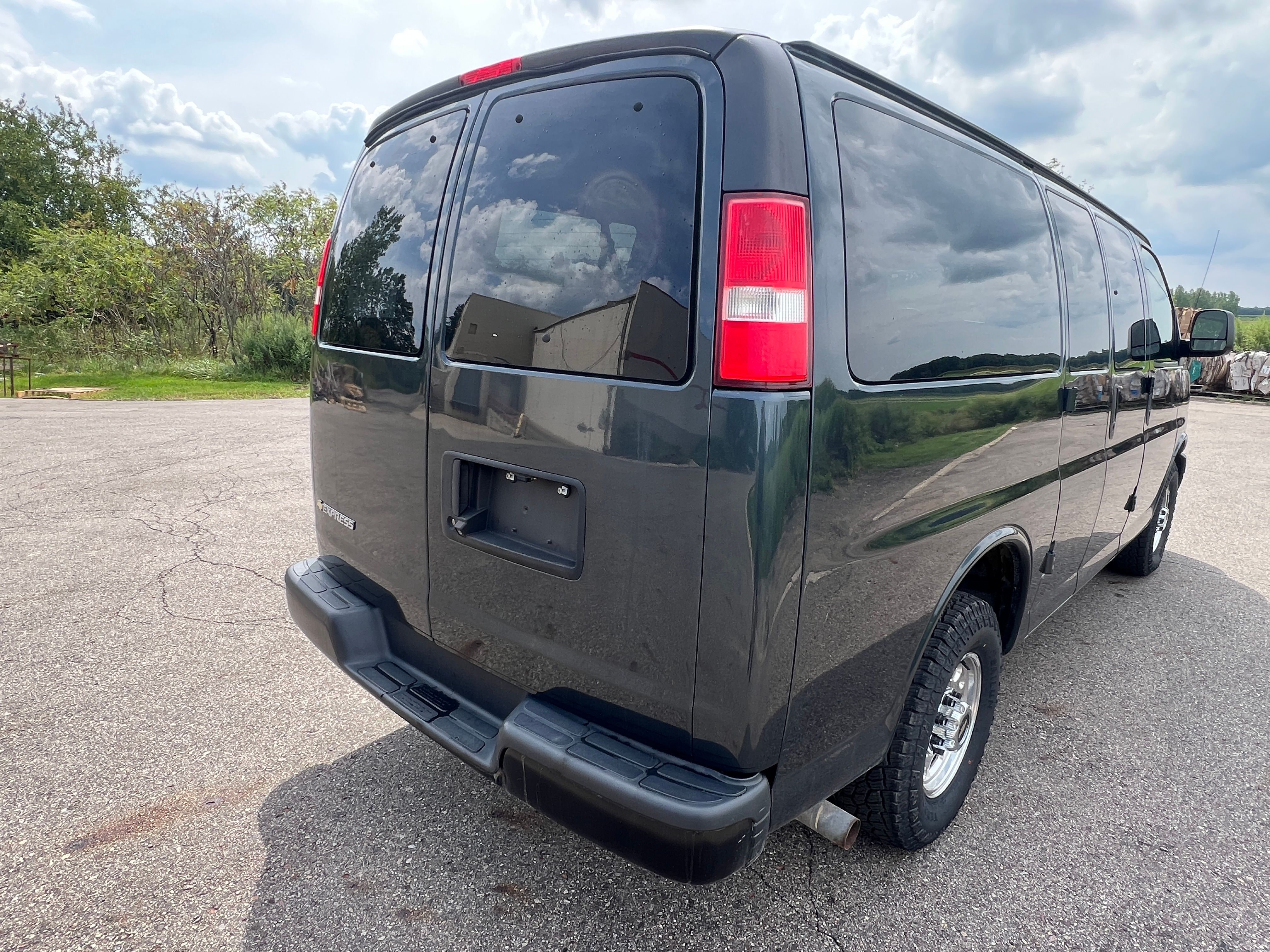 Used 2017 Chevrolet Express 2500 LS RWD image 9