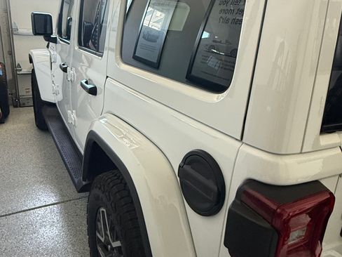 Used 2024 Jeep Wrangler Unlimited Sahara w/ Technology Group image 8