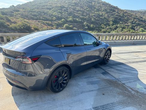 Used 2022 Tesla Model Y Performance image 4