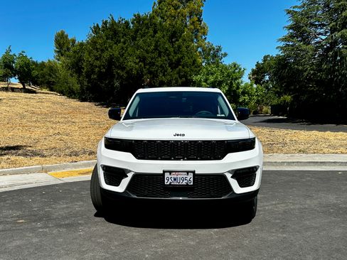 Used 2024 Jeep Grand Cherokee Limited w/ Luxury Tech Group II image 2