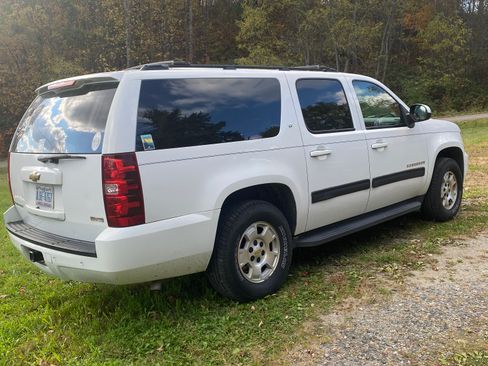 Used 2010 Chevrolet Suburban LT image 2