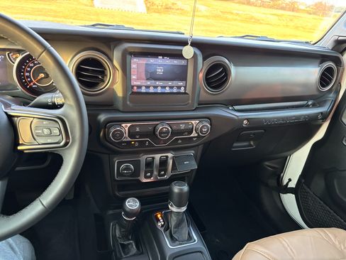 Used 2023 Jeep Wrangler Sport image 15