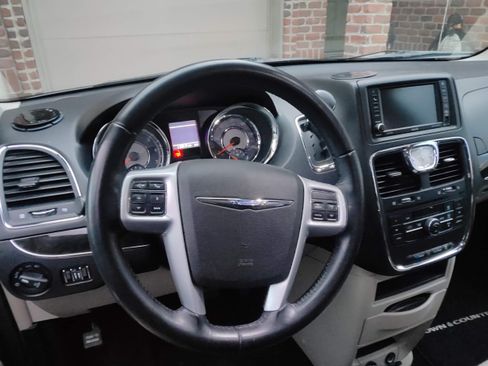 Used 2014 Chrysler Town & Country Touring image 17
